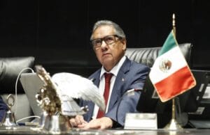 Van por prohibición total de dispositivos móviles en primarias y secundarias de México