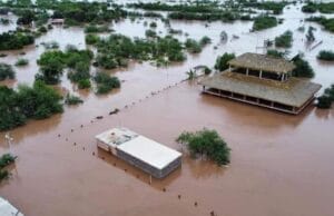 Huracán Polo toca tierra en Guaymas y deja el centro del puerto bajo el agua